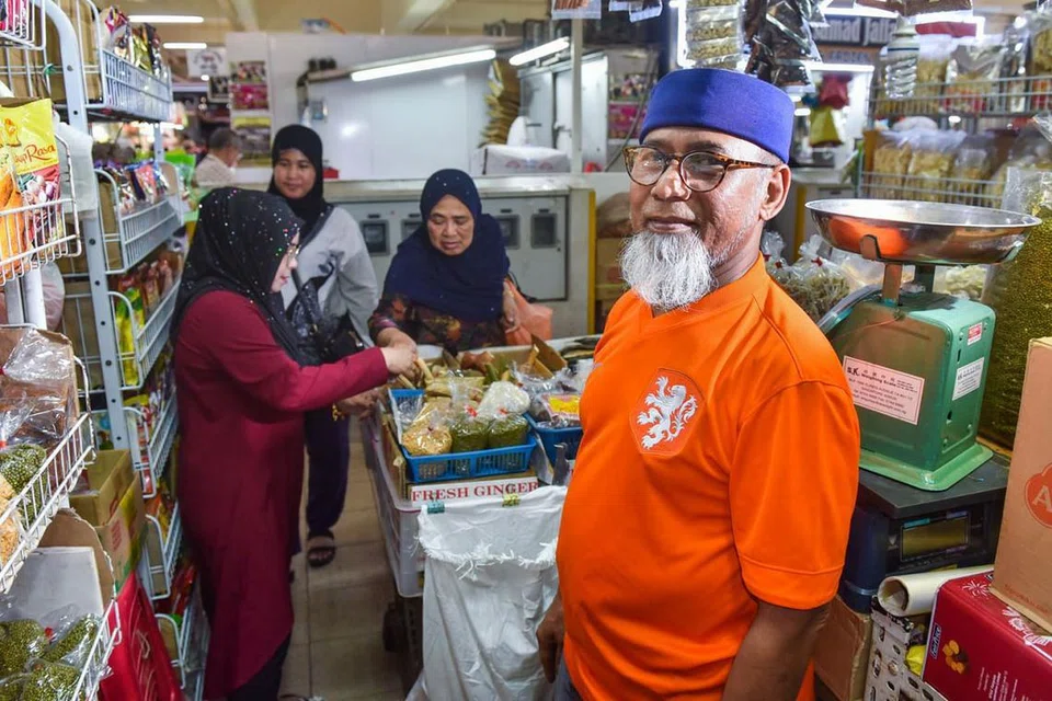 MENARUH HARAPAN: Encik Ahmad Omar, yang menjual barangan kering dan runcit di pasar Geylang Serai, melahirkan harapan agar perkembangan terkini di sekitar Paya Lebar Central akan merancakkan suasana niaga di pasar itu. - Foto BH oleh JASMINE CHOONG