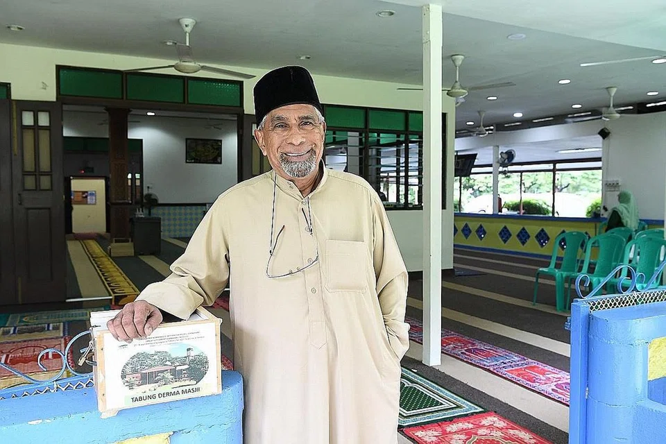 LAMA BERKHIDMAT: Haji Mohd Amin Ab. Latip, 68 tahun, telah berkhidmat sebagai pengerusi Masjid Petempatan Melayu Sembawang sejak 35 tahun lalu. Beliau juga antara kanak-kanak yang menggembleng tenaga membantu membina masjid yang dibina pada sekitar 1960-an itu.