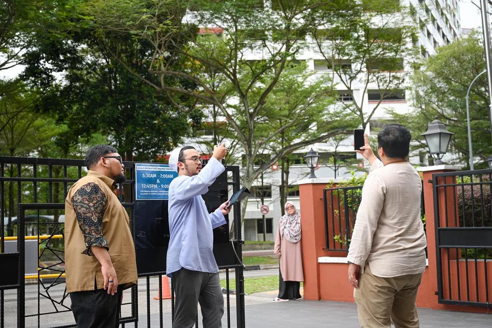 RAKAMKAN VIDEO: (Dari kiri) Pakar Media Sosial Masjid Assyakirin dan juga Masjid Al-Khair, Encik Ahmadusshafa Zainudin; Eksekutif Reka Bentuk dan Pembangunan Program, Ustaz Ahmad Muhsein; dan Ketua Jabatan Sosial dan Penjagaan Masyarakat, Ustaz Muhammad Aizat Zulkifli dilihat sedang merakam video untuk media sosial masjid.