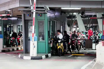 Mulai 15 Ogos, penunggang motosikal dan pembonceng boleh menunjukkan satu kod QR di pusat pemeriksaan Woodlands dan Tuas. 