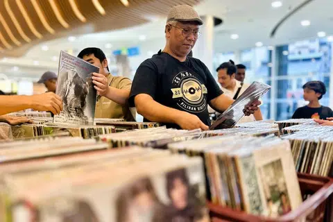 Encik Jazaidi Jamal berkata kebanyakan peminat piring hitam pada masa kini mewarisi cinta pada piring hitam daripada ibu bapa mereka, yang mungkin juga penggemar album lama.