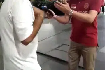 VIDEO TULAR: Pensyarah yang dimaksudkan itu (kanan) menyerang Encik Dave Parkash di Orchard Road hujung minggu lalu apabila melihat Encik Parkash bersama temanitanya yang berbangsa Cina-Thailand. - Foto CHINESE MEDIA GROUP