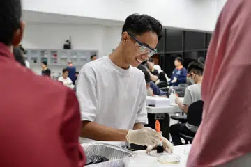 PELUANG UNIK: Salah seorang peserta Kem Cip Micron, Muhammad Waldan Rahmat, pelajar menengah dua dari Sekolah Menengah Westwood, bersyukur kerana dapat terlibat dalam pelbagai aktiviti dan eksperimen yang biasanya tidak dapat dilakukan di sekolah.