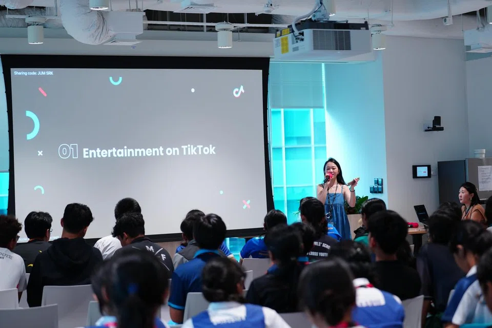 Cik Jasmine Lim (berdiri), pengurus perkongsian perniagaan di TikTok berkongsi dengan peserta Kem Wartawan Muda 2024 tentang penjanaan kandungan dan trend muzik di media sosial. 