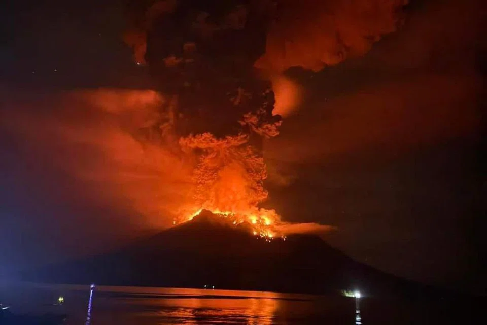 Foto yang diedarkan Pusat Vulkanologi dan Mitigasi Bencana Geologi  Indonesia menunjukkan letusan gunung berapi Ruang yang dilihat dari Sitaro, Sulawesi Utara, memuntahkan lahar dan abu sejak 16 April.