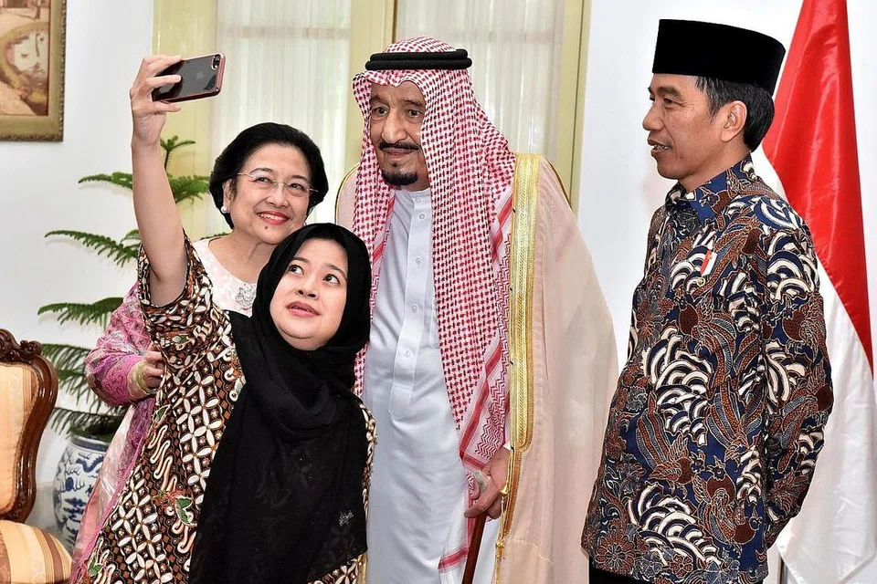 BER'SELFIE': Presiden Joko Widodo (kanan) memerhatikan mantan Presiden Megawati Sukarnoputri (belakang, kiri) dan anak perempuannya yang juga anggota Kabinet, Puan Maharani, berselfie dengan Raja Salman di Istana Presiden, kelmarin - Foto REUTERS