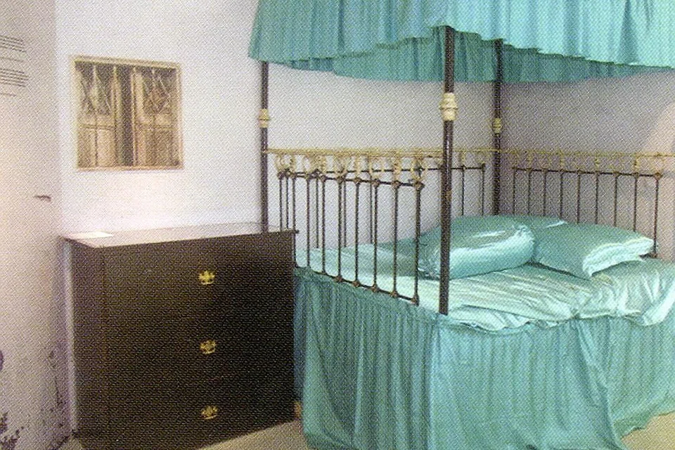 DIABADI DALAM BENTUK GAMBAR: Beginilah pemandangan sebahagian dewan serbaguna atau estal di tingkat 1 rumah kedai PPGC sebelum ia dikosongkan. (Gambar atas) Katil berbingkai besi yang digunakan dan menjadi aset kebanggaan setiap keluarga yang tinggal di PPGC. Ia ditinggikan sekitar empat kaki bagi membolehkan anak-anak kecil tidur di kolongnya. Encik Abdul Karim, Encik Borhan, Encik Abdul Sarip dan Encik Gazali menyingkap kenangan semasa membelek buku Ponthuk Bawean di Singapura. - Foto fail, MBS dan ISMAIL ALI