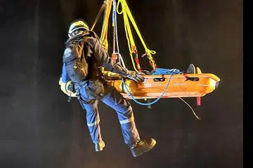 OPERASI MENYELAMAT DI LAUT: Anggota SCDF semalam terlibat dalam satu operasi menyelamatkan seorang anak kapal yang dipercayai mengalami strok di atas kapal yang berlabuh di perairan Singapura. - Foto FACEBOOK SCDF