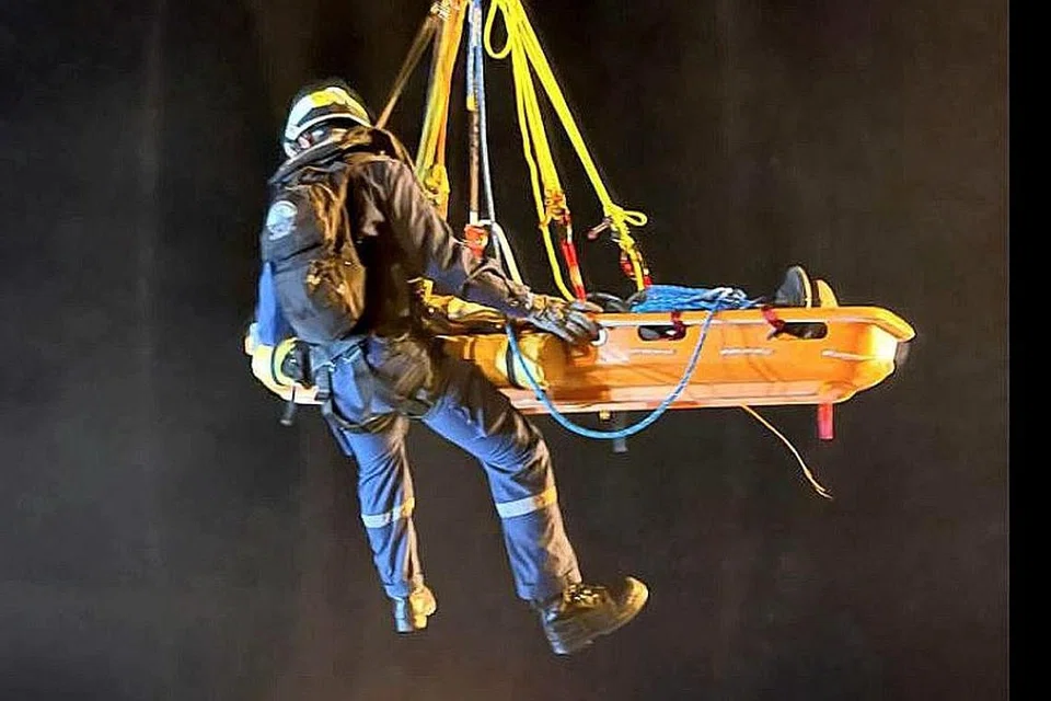 OPERASI MENYELAMAT DI LAUT: Anggota SCDF semalam terlibat dalam satu operasi menyelamatkan seorang anak kapal yang dipercayai mengalami strok di atas kapal yang berlabuh di perairan Singapura. - Foto FACEBOOK SCDF