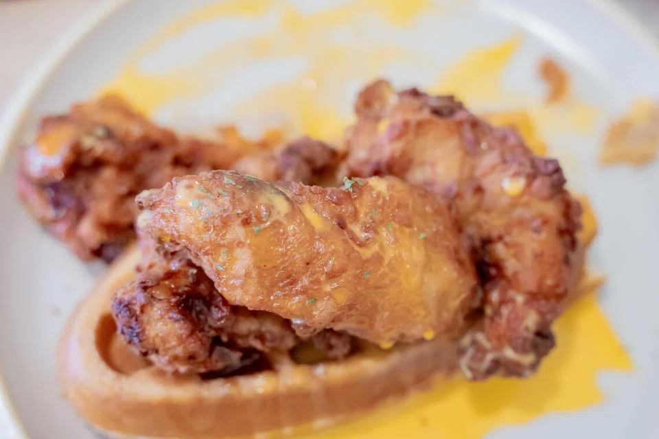 Hidangan wafel, ‘Fried Buttermilk Garlic Chicken Waffle’, berharga $16.90. 