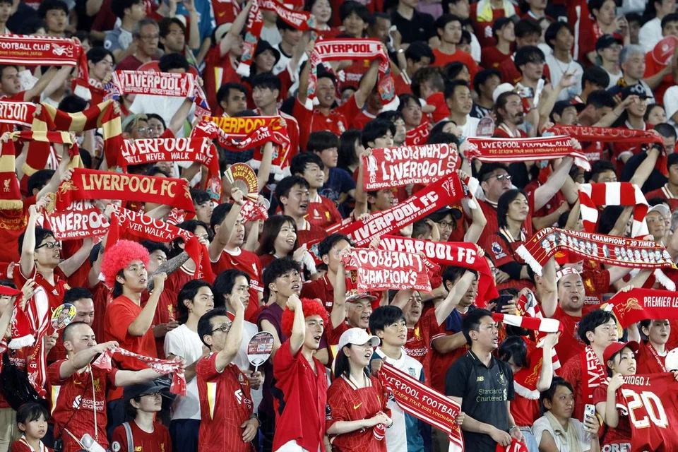 Penyokong Liverpool memberi sokongan meriah kepada pasukan mereka dalam perlawanan persahabatan pramusim menentang Yokohama  F. Marinos di Yokohama, Jepun, pada 30 Julai. 