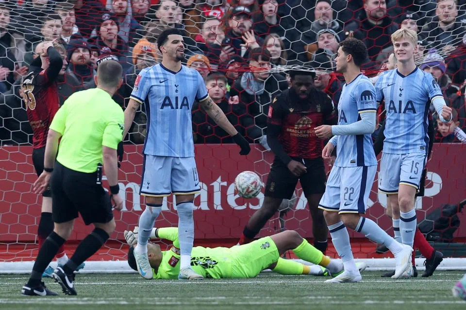 Pasukan divisyen kelima, Tamworth, berjaya mengheret Tottenham ke masa tambahan sebelum tewas  3-0.