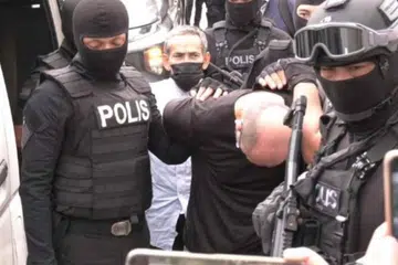 Bekas pensyarah institusi pengajian tinggi awam di Malaysia, Abdullah Daud (tengah, belakang), dan kontraktor, Mohamad Awang (tengah, depan), didakwa di Mahkamah Sesyen Johor Bahru atas tuduhan menanam fahaman ideologi ISIS dan memiliki bahan berkaitan kumpulan pengganasa itu.