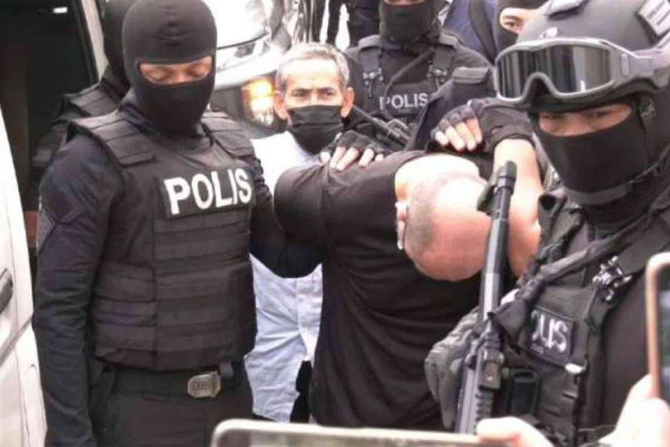 Bekas pensyarah institusi pengajian tinggi awam di Malaysia, Abdullah Daud (tengah, belakang), dan kontraktor, Mohamad Awang (tengah, depan), didakwa di Mahkamah Sesyen Johor Bahru atas tuduhan menanam fahaman ideologi ISIS dan memiliki bahan berkaitan kumpulan pengganasa itu.