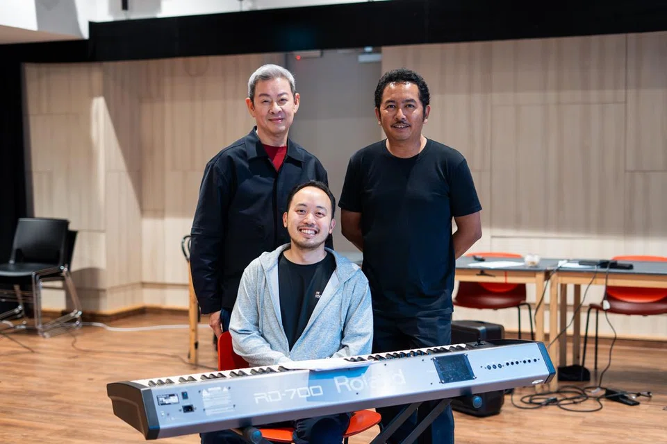 Pengarah muzik Julian Wong (duduk) bersama pengarah kreatif Ivan Heng (belakang, kiri) dan pelakon Fadhli Ramlee yang memainkan peranan seniman agung, P. Ramlee. 