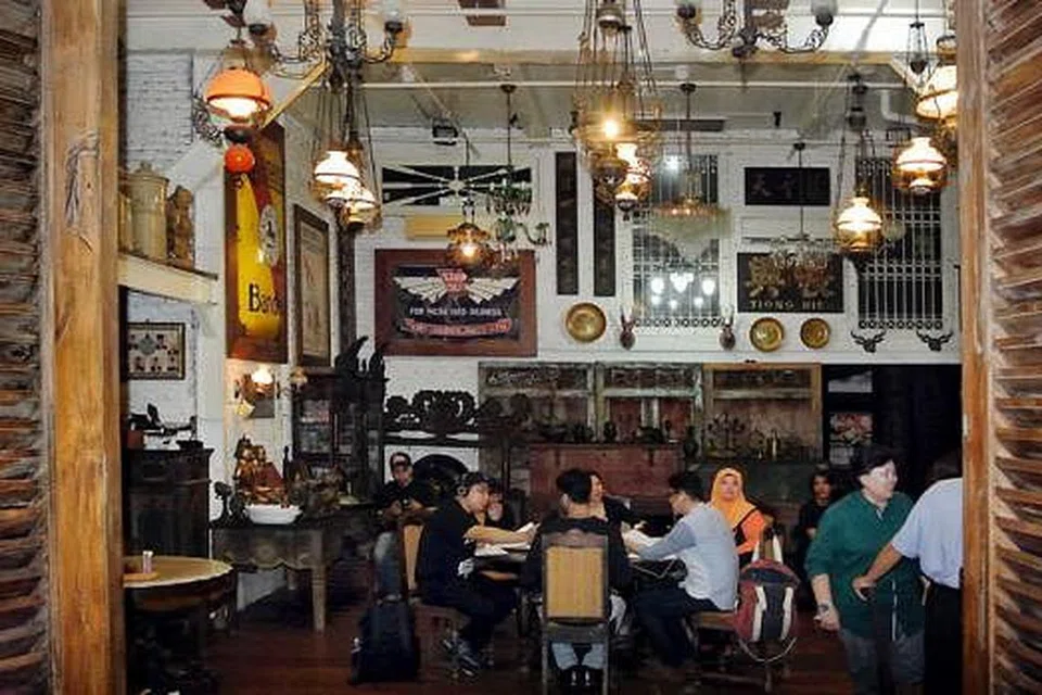 'MUZIUM' AHMAD DHANI: Inilah pemandangan antik di rumah Ahmad Dhani di Pondok Indah, Jakarta. - Foto-foto JOHARI RAHMAT