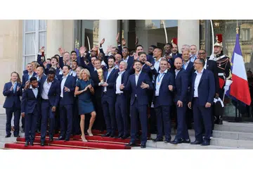 BERGAMBAR BERSAMA PRESIDEN DI ISTANA: Pemain pasukan nasional Perancis mendapat penghargaan apabila diberi penghormatan menghadiri majlis meraikan kemenangan negara itu muncul juara Piala Dunia 2018 Russia bersama Presiden Emmanuel Macron dan isteri di Istana Presiden Elysee pada 16 julai lalu. - Foto AFP. 