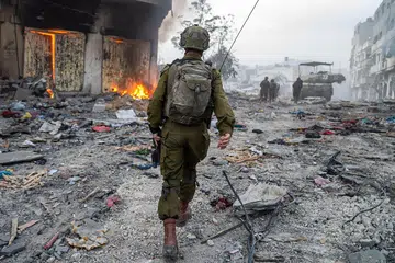 PERTEMPURAN MASIH BERTERUSAN: Foto yang dikeluarkan tentera Israel ketika operasi di Semenanjung Gaza menunjukkan pertempuran yang masih berterusan di antara tentera Israel dan pejuang Hamas di Gaza, manakala orang awam mengharungi jerih payah mencari makanan.