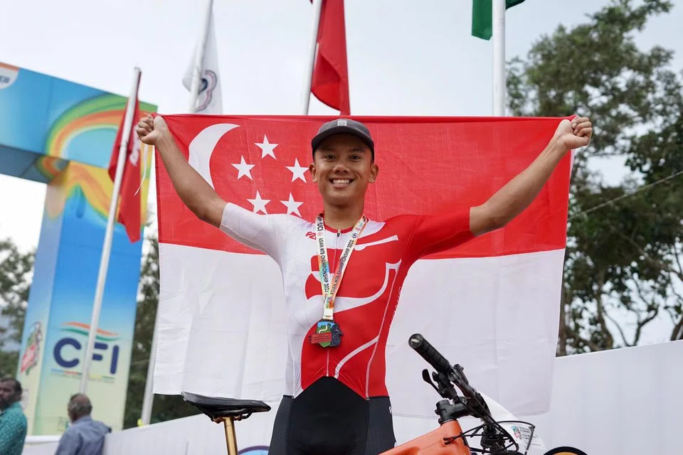 KEMENANGAN MANIS: Pelumba basikal Singapura, Riyadh Hakim memenangi pingat gangsa dalam acara lelaki Cross-Country Eliminator (XCE) di Kejohanan Berbasikal Lasak Asia di Kerala, India pada Ahad. 