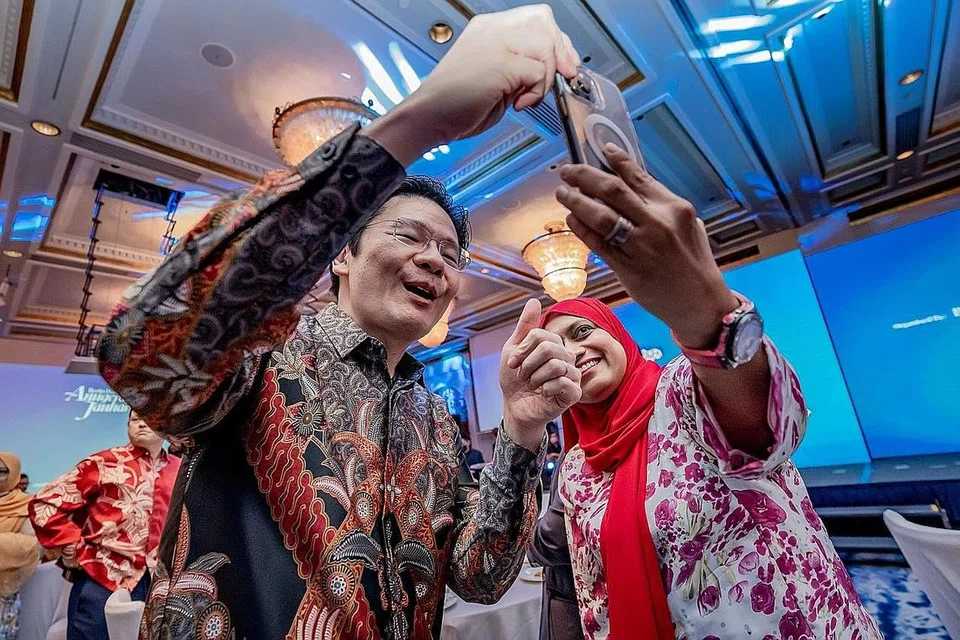 JASA DAN SUMBANGAN DIKENANG: DPM Wong mengucapkan tahniah dan berbual dengan penerima Anugerah Jauhari Sepanjang Hayat, Encik Yusnor, menerusi panggilan video. Encik Yusnor tidak hadir kerana kurang sihat, dan diwakili anaknya, Cik Reeta (di sebelah DPM Wong). - Foto BH oleh NUR DIYANA TAHA