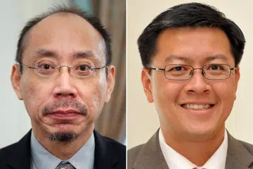 (Kiri) Pengarah Pusat Kajian Gunaan UniSIM, Profesor Madya Randolph Tan. (Kanan) Pakar undang-undang Universiti Pengurusan Singapura (SMU), Profesor Madya Eugene Tan