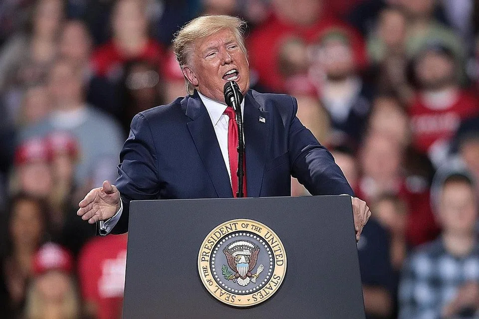 TIDAK MAHU MENGALAH: Encik Trump sifatkan usaha parti Demokrat mendakwanya sebagai "perbuatan yang makan diri sendiri". - Foto AFP