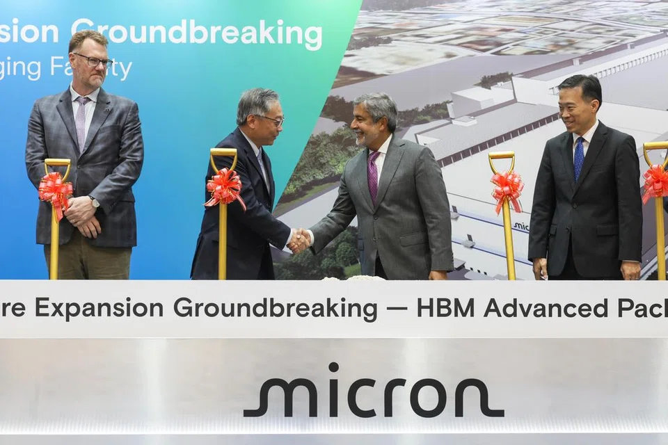 (Dua dari kiri): Timbalan Perdana Menteri merangkap Menteri Perdagangan dan Perusahaan, Encik Gan Kim Yong; berjabat bersama Presiden dan Ketua Pegawai Eksekutif Micron Technology, Encik Sanjay Mehrotra, semasa majlis pecah tanah Micron pada 8 Januari. Bersama mereka ialah (kiri) Naib Presiden Eksekutif yang juga Ketua Teknologi dan Produk Micron Technology serta Pengerusi Lembaga Pembangunan Ekonomi (EDB) Encik Png Cheong Boon (kanan). 
