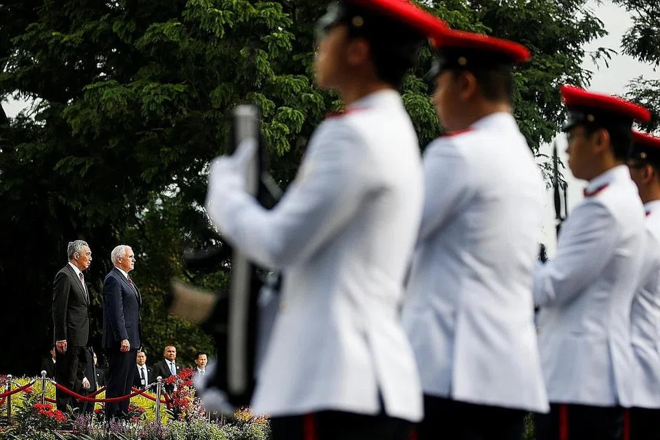 SAMBUTAN HORMAT: Encik Pence (dua dari kiri) disambut dengan penuh istiadat setibanya di Istana semalam. Bersama beliau ialah Encik Lee - Foto REUTERS