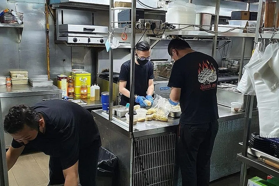PERSIAPAN LENGKAP: Kakitangan restoran Steak Me di Jalan Kayu sedang sibuk membuat persiapan menjelang pembukaan esok, dengan kakitangan mengenakan pelitup dan sarung tangan semasa menyediakan makanan pelanggan. - Foto CEF AMRI