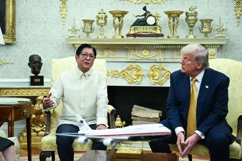 Presiden Filipina Ferdinand Marcos Jr (kiri) bertemu Presiden Amerika Syarikat, Encik Donald Trump, di Pejabat Oval, Rumah Putih, pada 22 Julai 2025. 