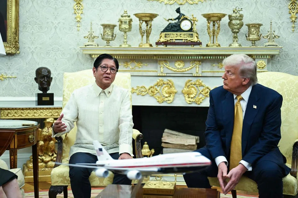 Presiden Filipina Ferdinand Marcos Jr (kiri) bertemu Presiden Amerika Syarikat, Encik Donald Trump, di Pejabat Oval, Rumah Putih, pada 22 Julai 2025. 