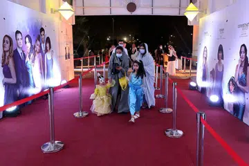 NIKMATI KONSERT: Sebuah keluarga Saudi menghadiri Disney Princess - The Concert, konsert Disney pertama diadakan di Riyadh, Arab Saudi, pada 9 Oktober lalu. - Foto REUTERS