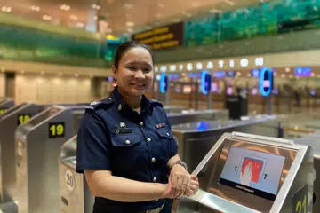 PINGAT KECEKAPAN: Inspektor Pusat Pemeriksaan (CI) Rosidah diiktiraf dengan Pingat Kecekapan sempena Anugerah Hari Kebangsaan Kementerian Ehwal Dalam Negeri (MHA) 2020. - Foto ICA