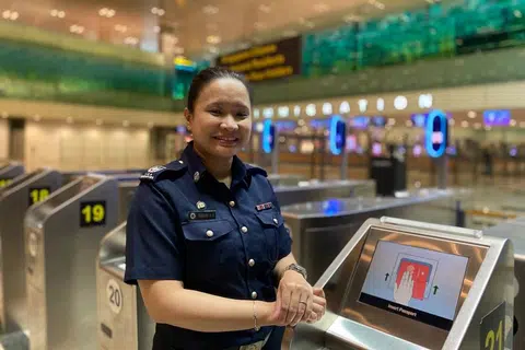 PINGAT KECEKAPAN: Inspektor Pusat Pemeriksaan (CI) Rosidah diiktiraf dengan Pingat Kecekapan sempena Anugerah Hari Kebangsaan Kementerian Ehwal Dalam Negeri (MHA) 2020. - Foto ICA