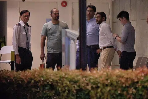 SUDAH MAAFKAN: Pegawai Keselamatan Kanan, Encik Steven Heng (atas), dikatakan telah memaafkan Encik Ramesh dalam pertemuan tertutup kelmarin. - Foto BH oleh MARK CHEONG