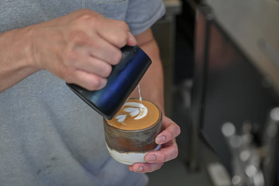 Kopi latte, sejenis minuman kopi yang disediakan dengan bancuhan kopi pekat yang dicampur dengan susu panas.