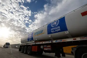 BANTUAN KEMANUSIAAN: Trak yang membawa bantuan kemanusiaan daripada Agensi Bantuan dan Kerja Menyelamat Pertubuhan Bangsa-Bangsa Bersatu (UNRWA) bagi Pelarian Palestin tiba di Rafah di Mesir melintas masuk ke Jaluran Gaza. 