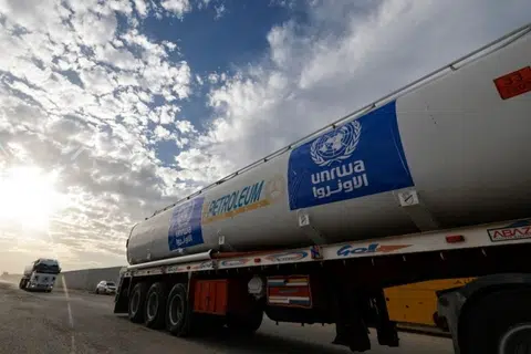 BANTUAN KEMANUSIAAN: Trak yang membawa bantuan kemanusiaan daripada Agensi Bantuan dan Kerja Menyelamat Pertubuhan Bangsa-Bangsa Bersatu (UNRWA) bagi Pelarian Palestin tiba di Rafah di Mesir melintas masuk ke Jaluran Gaza. 