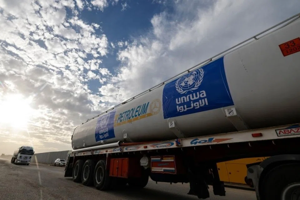 BANTUAN KEMANUSIAAN: Trak yang membawa bantuan kemanusiaan daripada Agensi Bantuan dan Kerja Menyelamat Pertubuhan Bangsa-Bangsa Bersatu (UNRWA) bagi Pelarian Palestin tiba di Rafah di Mesir melintas masuk ke Jaluran Gaza. 