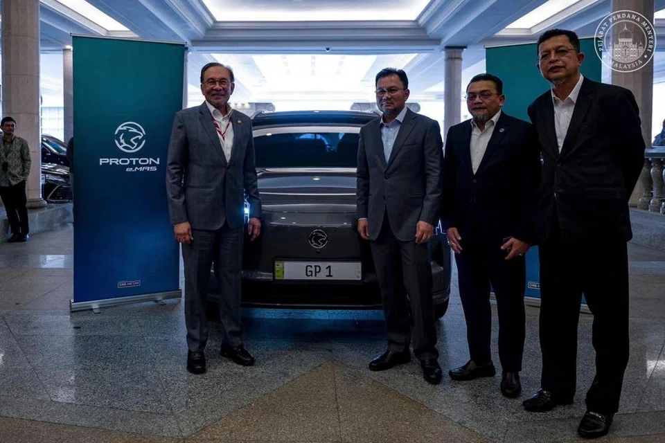 Perdana Menteri Malaysia, Datuk Seri Anwar Ibrahim (kiri), meninjau dan memandu uji kenderaan elektrik (EV) pertama keluaran Proton, e.MAS 7, yang akan digunakan sebagai kenderaan rasmi Malaysia sempena jawatan Pengerusi Asean 2025.