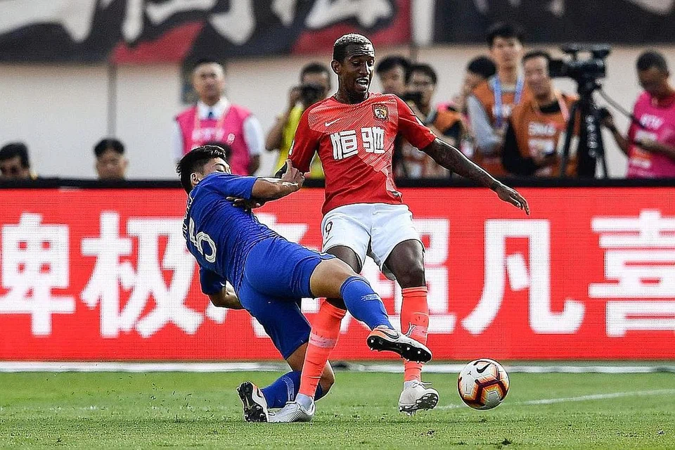 GAJI PEMAIN ASING BAKAL DISEKAT: Pemain warga asing yang mengikat kontrak untuk beraksi dalam Liga Super China musim depan seperti Anderson Talisca (kanan) dari Evergrande hanya dibenarkan gaji maksimum 3 juta euro ($4.5 juta) selepas cukai, kali pertama had gaji ditetapkan dalam lebih sedekad. - Foto AFP