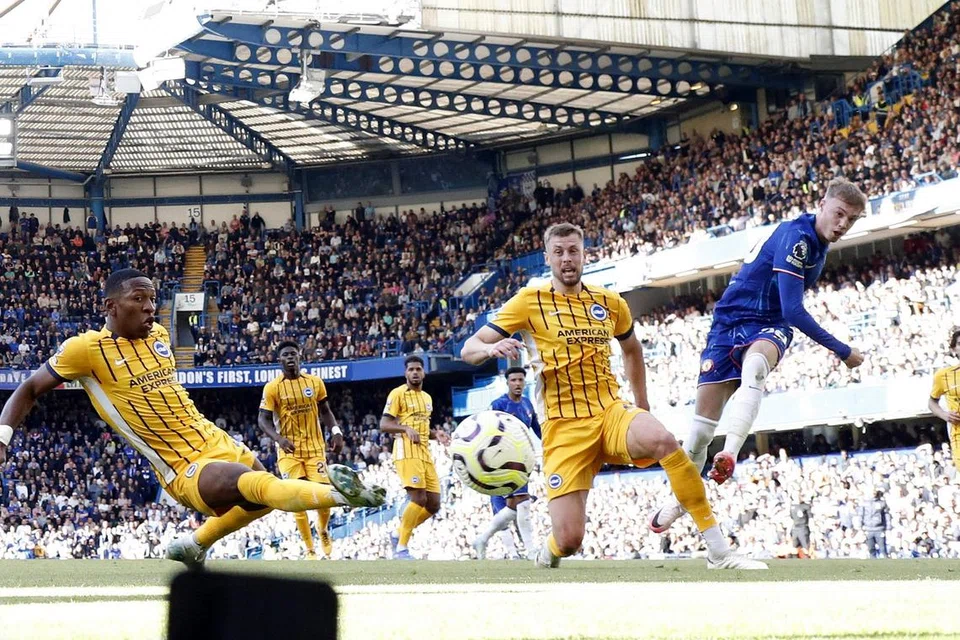 Cole Palmer (berjersi biru) menjaringkan empat gol dalam separuh masa pertama semasa menentang Brighton. Setakat ini, Palmer telah menjaringkan enam gol dalam tujuh perlawanan liga.
