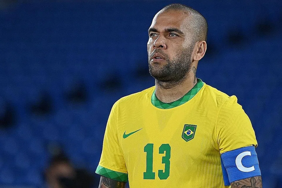 DIPILIH SKUAD BRAZIL: Daniel Alves (atas) dan Gabriel Martinelli adalah antara dua pemain yang dipilih menyertai skuad Brazil bagi Piala Dunia di Qatar. - Foto-foto AFP, EPA-EFE