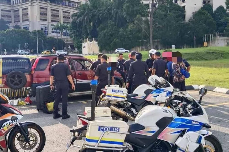 Istana Negara di Kuala Lumpur turut menjadi sasaran cubaan ceroboh oleh dua lelaki membawa parang, pada petang 17 Mei, yang kemudian berjaya ditahan polis.  