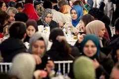 Anggota masyarakat Muslim berkumpul untuk menikmati hidangan berbuka puasa di Dataran Dam, Amsterdam pada 26 Februari 2026 sempena bulan suci Ramadan.