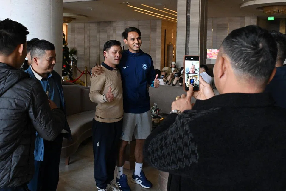 Beberapa warga Vietnam mengambil kesempatan bergambar dengan pemain nasional Shahdan Sulaiman semasa terserempak beliau di Hotel Muong Thanh Luxury, di Phu Tho, Hanoi. 