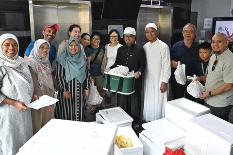HARAP WARISAN DITERUSKAN: Presiden baru Pergas, Ustaz Muhammad Tarmizi Abdul Wahid (empat dari kanan), dan Ketua Pegawai Eksekutif (CEO) Pergas Investment Holdings, Dr Shamsiah Abdul Karim (dua dari kiri), bersama sukarelawan daripada New Life Stories di Wisma Indah ketika pengagihan daging korban pada Ahad.