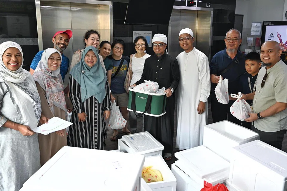 HARAP WARISAN DITERUSKAN: Presiden baru Pergas, Ustaz Muhammad Tarmizi Abdul Wahid (empat dari kanan), dan Ketua Pegawai Eksekutif (CEO) Pergas Investment Holdings, Dr Shamsiah Abdul Karim (dua dari kiri), bersama sukarelawan daripada New Life Stories di Wisma Indah ketika pengagihan daging korban pada Ahad.