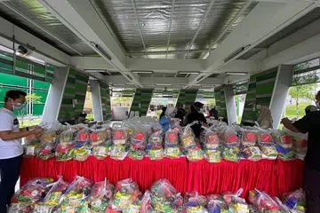 SEDIAKAN MAKANAN BAGI YANG MEMERLUKAN: Badan amal setempat seperti Vision 21 Welfare Society menjalankan daya usaha Food Bank mereka bagi membantu golongan rentan menerusi pengagihan pek makanan dan sejak dilancarkan pada 2022, telah menyokong seramai 7,000 keluarga. - Foto VISION 21 WELFARE SOCIETY