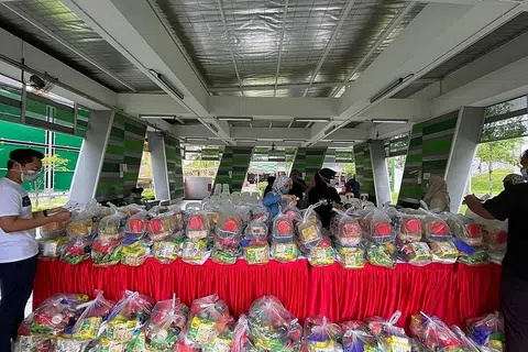 SEDIAKAN MAKANAN BAGI YANG MEMERLUKAN: Badan amal setempat seperti Vision 21 Welfare Society menjalankan daya usaha Food Bank mereka bagi membantu golongan rentan menerusi pengagihan pek makanan dan sejak dilancarkan pada 2022, telah menyokong seramai 7,000 keluarga. - Foto VISION 21 WELFARE SOCIETY